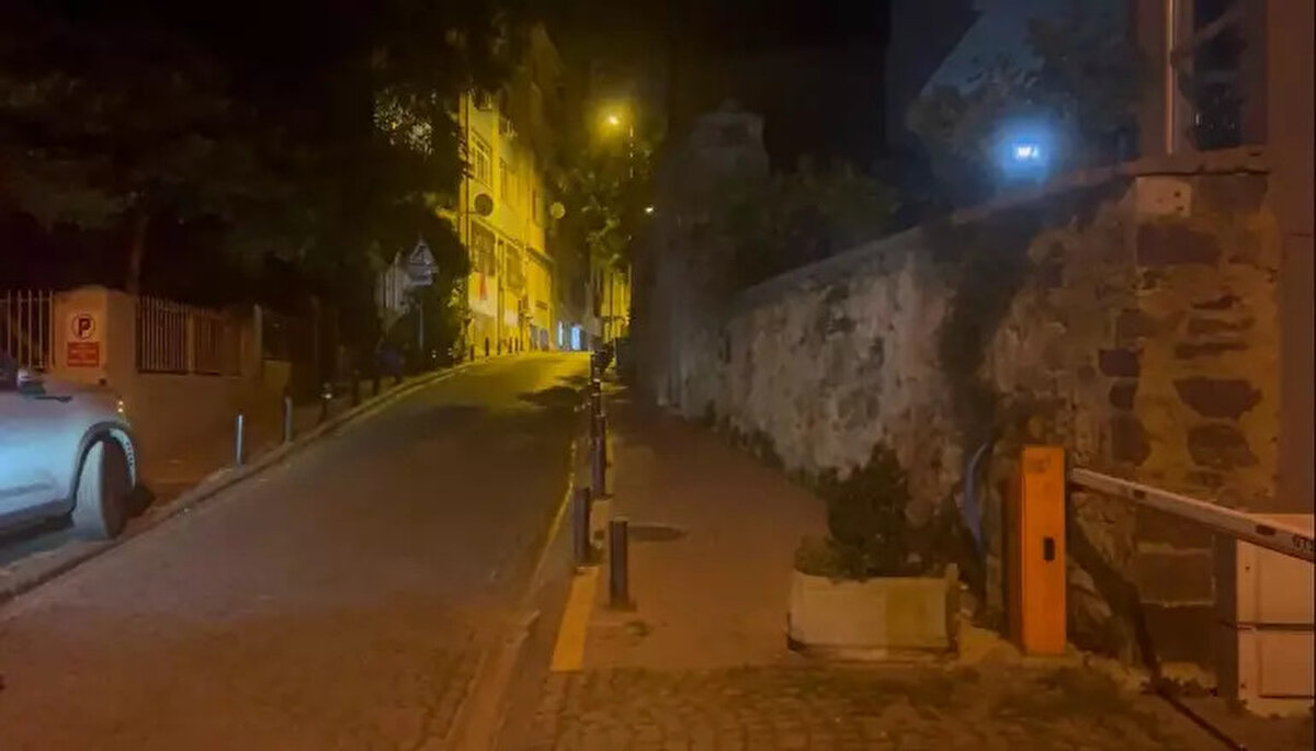 Beşiktaş asayiş polisi yakaladı<br><br>Olayın ardından çalışma başlatan Beşiktaş Asayiş Büro Amirliği ve Asayiş Şube Cinayet Büro Amirliği ekipleri, çevredeki güvenlik kameralarını incelemeye aldı. Yapılan çalışmada polis, şüpheli kadının binadan çıktıktan sonra bir taksiye binerek olay yerinden uzaklaştığını tespit etti. Devam eden çalışmalarda şüpheli Fatma Gülsüm P., olayda kullandığı bıçakla birlikte yakalandı.