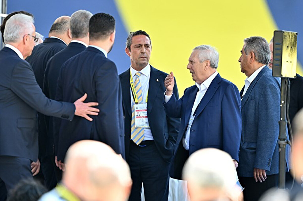 Sabah'ın haberine göre Ali Koç, olağanüstü seçimli genel kurul için neden eylül ayında karar kıldığını Aziz Yıldırım'a anlattı.<br>