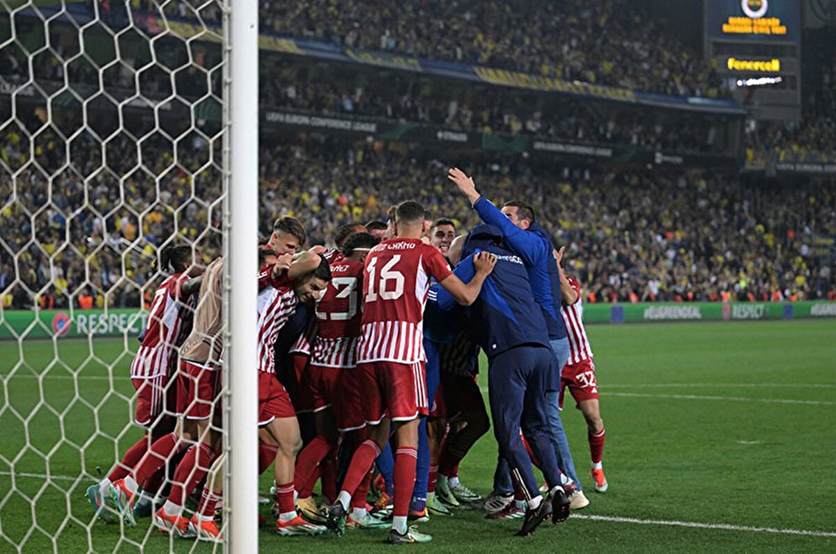 Fenerbahçe, geçen sezon UEFA Konferans Ligi çeyrek finalinde Olympiakos ile karşılaşmıştı. Deplasmandaki ilk maçı 3-2 kaybeden sarı lacivertliler, rövanş maçını ise 1-0 kazandı ve maç uzatmalara gitti. Uzatmalarda gol sesi çıkmazken, mücadele penaltılara taşındı. Penaltı atışlarında Olympiakos’a 3-2 mağlup olan Fenerbahçe, Avrupa'ya veda etmişti.<br>