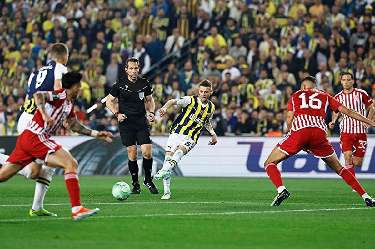 UEFA Konferans Ligi'nde geçen sezon şampiyonluğa ulaşan Olympiakos'un, çeyrek finalde Fenerbahçe'yi penaltılarla elediği maçla ilgili ilginç bir iddia ortaya atıldı.<br>