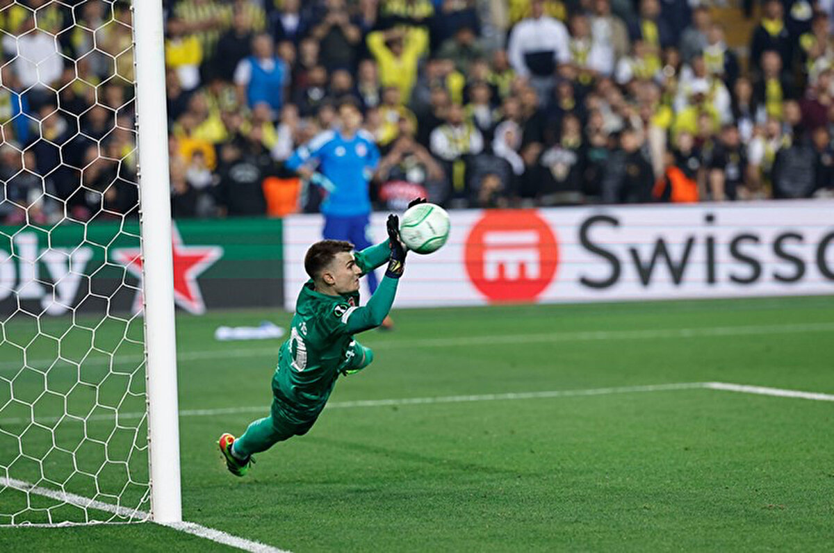 "Türkiye'deki maç sırasında görevli arkadaşlarımla birlikte yedek kulübesinin arkasında oturuyorduk. Bir ara birçok kez gördüğüm ama tanımadığım bir beyefendi elimi tuttu ve avucuma bir şey koydu. Sonra bana 'Lütfen oğluma götür' dedi. Ben de ona 'Bu ne, oğlun kim?' diyerek karşılık verdim. Bana 'Oğlum Konstantinos Tzolakis, ona götür' dedi."<br>