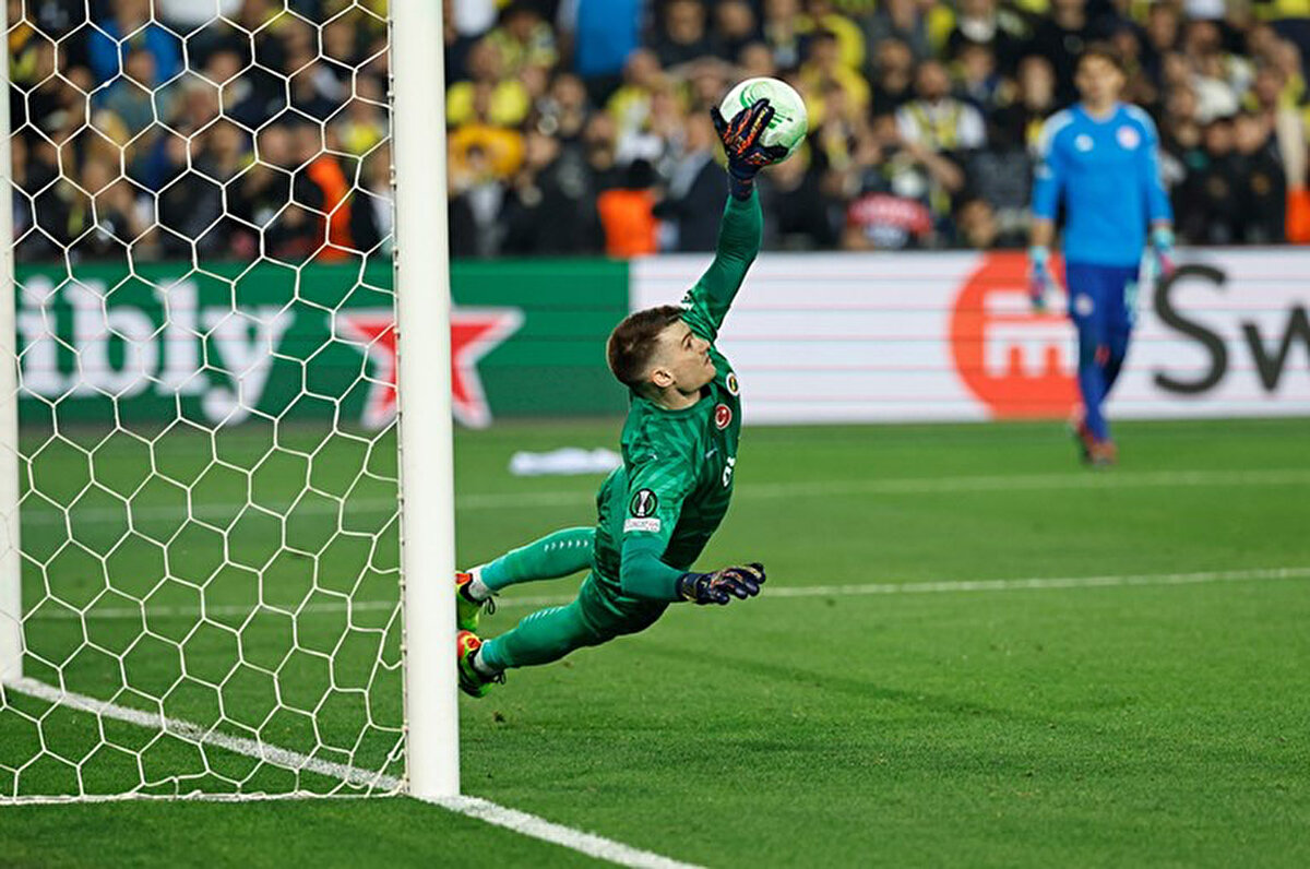 "Aşağı nasıl ineceğimi, sahaya nasıl çıkacağımı bilmiyordum çünkü Tzolakis çoktan kaledeydi. Ama sanki dünyayı kurtarmam gerekiyormuş gibi olabildiğince hızlı koştum."<br>