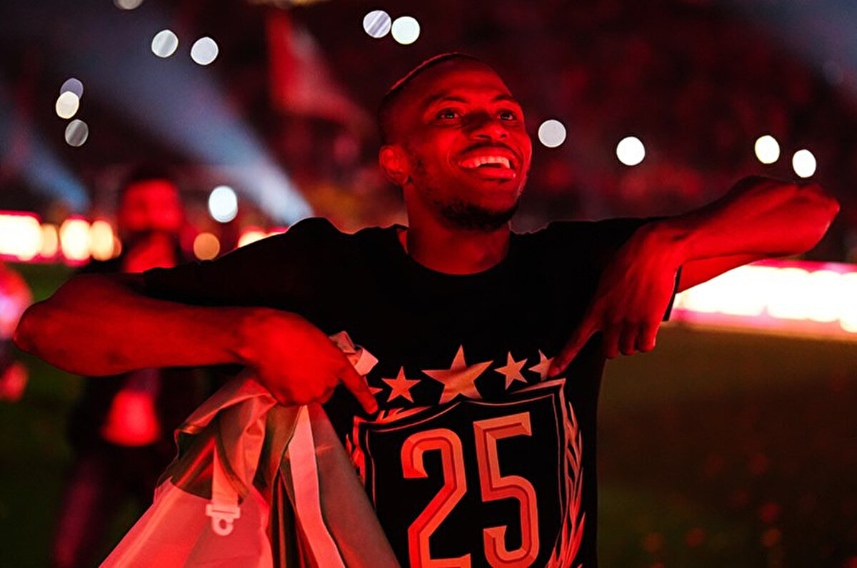 Galatasaray'da şampiyonluk sonrası ana gündem Victor Osimhen. Nijeryalı yıldızın Napoli'den bonservisini almak için büyük uğraş veren sarı kırmızılılar, yeni bir hamle hazırlığında.<br>