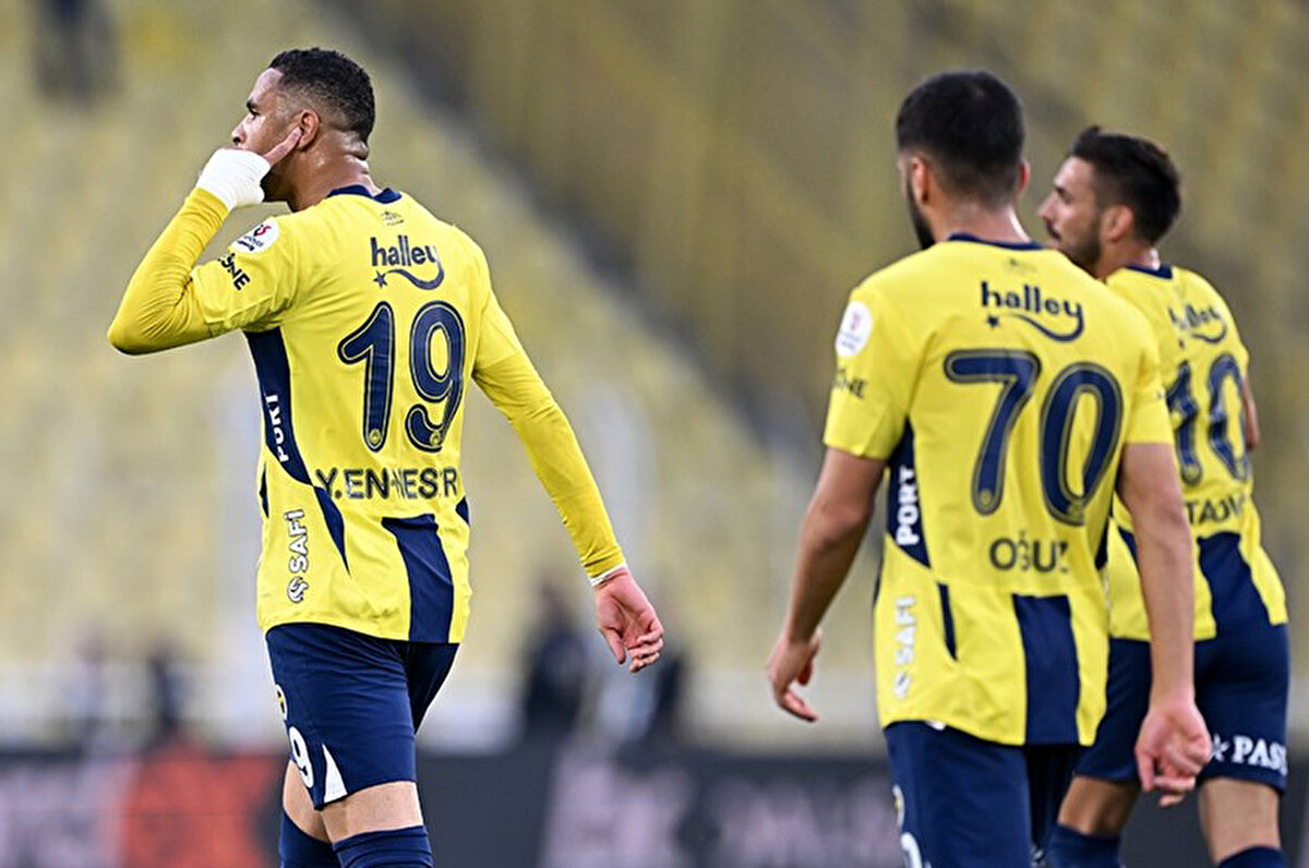Sarı lacivertli takımın 2-1 kazandığı karşılaşmada gol atan En-Nesyri buna rağmen taraftarlarca ıslıklanmıştı. Faslı yıldız ise golü sonrası taraftarlara kulaklarını gösterip "Duymuyorum" şeklinde bir tepki verdi. <br>