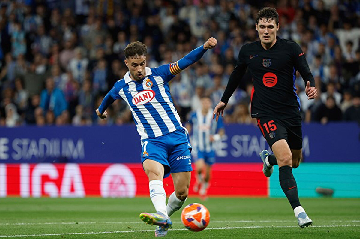 Beşiktaş yeni sezondaki kadro yapılanması için çalışmalarını sürdürürken sol kanat takviyesi için düşünülen Javi Puado'ya başka tekliflerin de olduğu ileri sürüldü.<br>