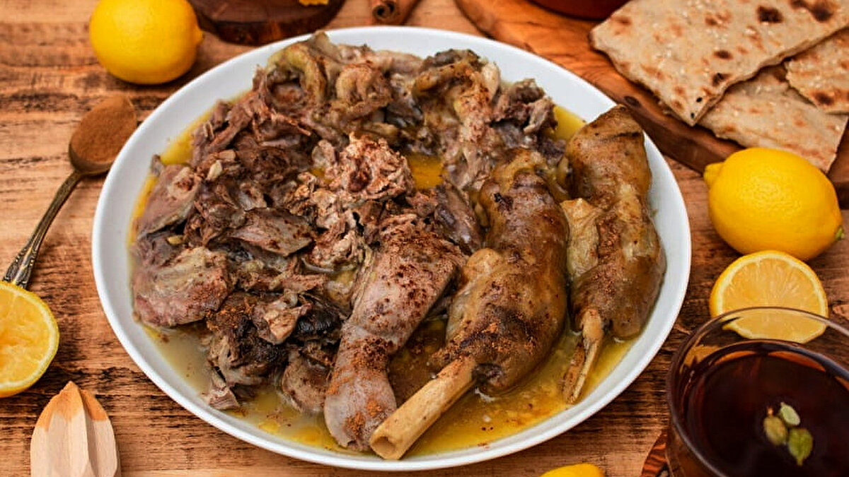 Kaleh Pacheh - İran<br><br>Koyun başı ve ayağı çorbası<br><br>İran mutfağına özgü bu geleneksel yemek, koyunun başı ve ayaklarının uzun süre haşlanmasıyla hazırlanır. Genellikle sabah erken saatlerde tüketilen bu yoğun kıvamlı çorba, İran’da ve Orta Asya’nın bazı bölgelerinde kahvaltının vazgeçilmezidir.