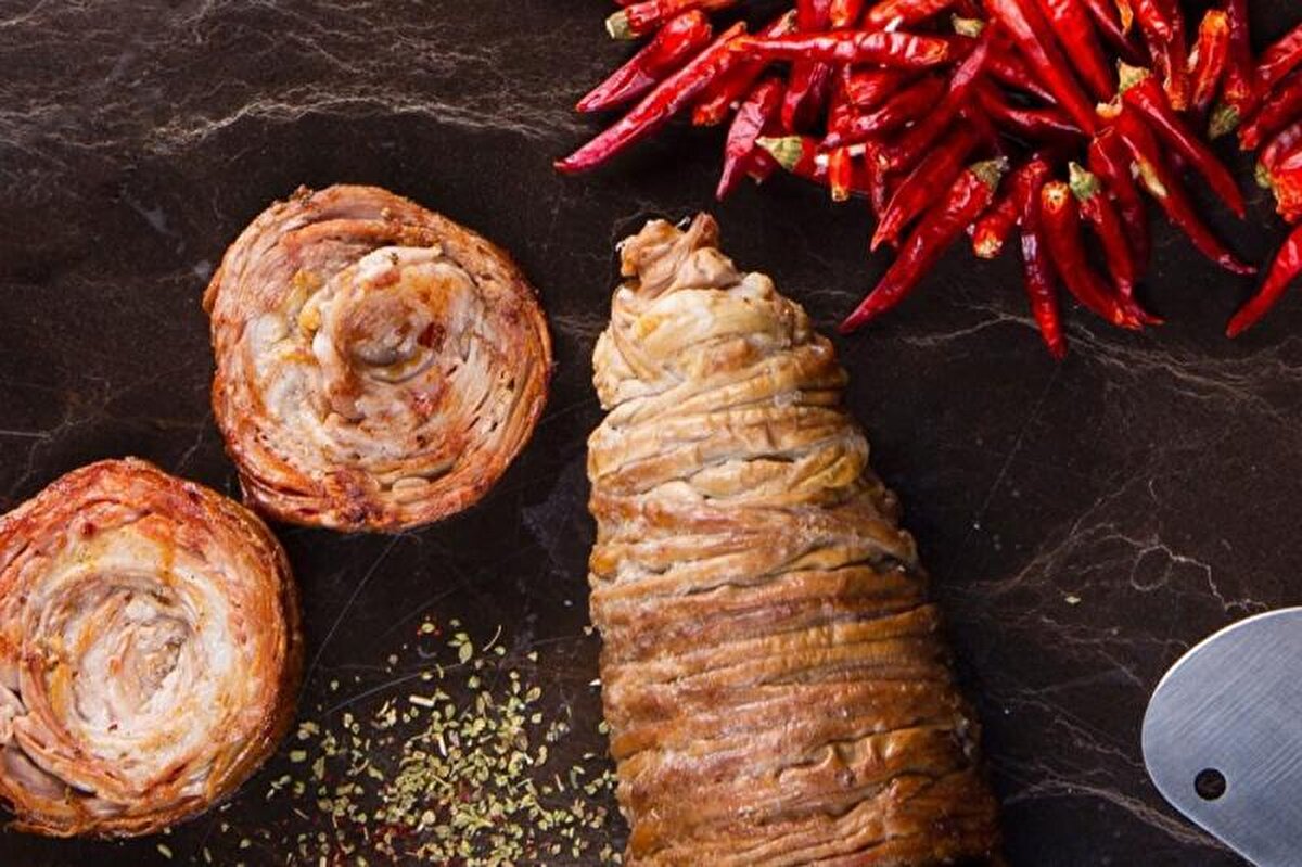 Kokoreç - Türkiye<br><br>Kuzu bağırsağı dolaması<br><br>Türk mutfağının en meşhur sakatat yemeklerinden biri olan kokoreç, kuzu bağırsağı ve uykuluğun temizlenip şişe sarılması, közde pişirilmesi ve baharatlarla servis edilmesiyle hazırlanır. Sade ama güçlü bir lezzet profili taşır.