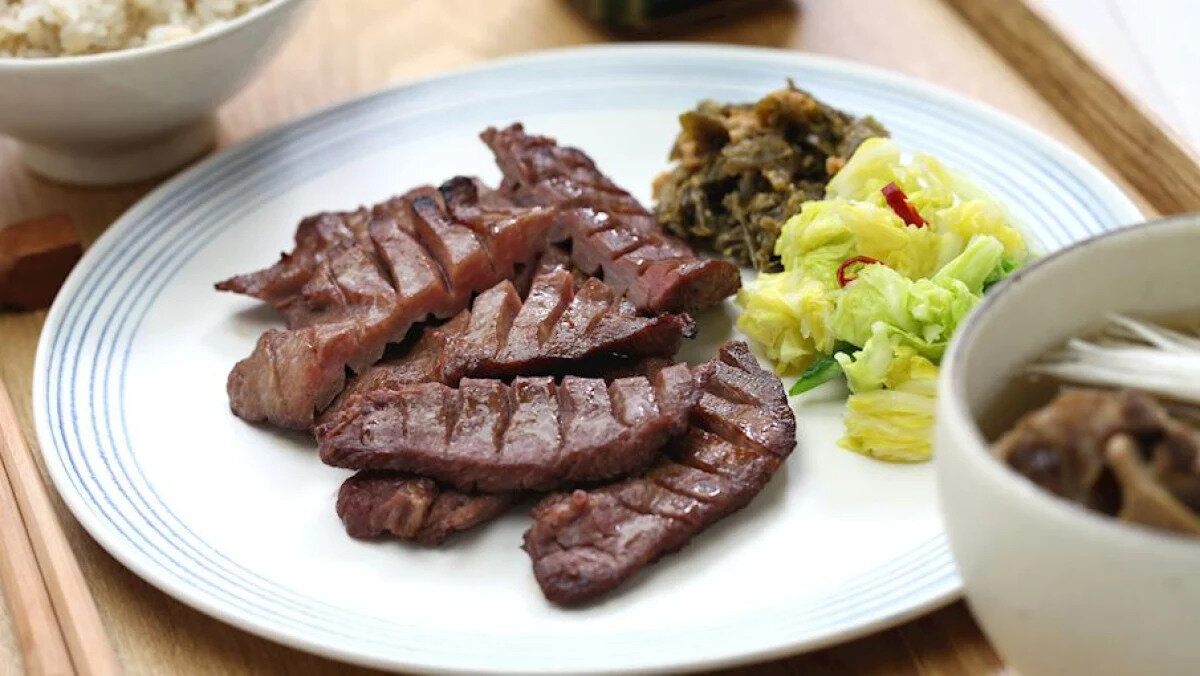 Gyutan - Japonya<br><br>Izgara dana dili<br><br>Sendai şehrine özgü bu Japon yemeği, dana dilinin ince dilimlenip tuz ya da soya bazlı sosla marine edilerek kömür ızgarasında pişirilmesiyle yapılır. Genellikle arpa karışımlı pilav (mugi gohan) ve turşularla servis edilir.