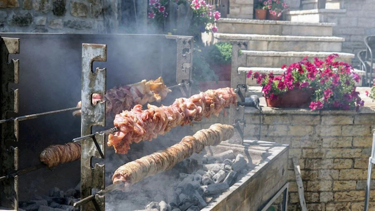 Kokoretsi - Yunanistan<br><br>Şişte kuzu sakatatı<br><br>Yunan mutfağında kokoretsi, kuzu ciğeri, kalp, böbrek gibi sakatatların küçük parçalar hâlinde doğranıp limon suyu, zeytinyağı, tuz ve karabiberle tatlandırılması, ardından kuyruk yağıyla sarılıp şişe geçirilmesiyle hazırlanır. Kokoreçten farklı olarak çok çeşitli organlar içerir.