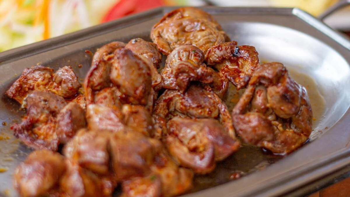 Molleja - Arjantin<br><br>Izgara sığır uykuluğu (sweetbread)<br><br>Molleja, sığırın timüs (boğaz bezi) ya da pankreas bezlerinden yapılır. Timüs kısmı daha az yağlı ve daha yumuşak bir tada sahiptir. Arjantin'de genellikle ızgarada çıtır çıtır olacak şekilde pişirilir ve et severlerin favorisi sayılır.