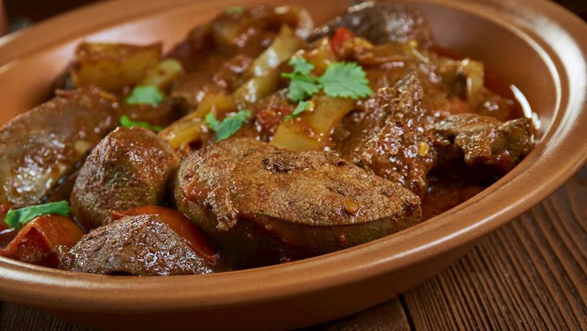 Drob Po Selski - Bulgaristan<br><br>Köy usulü karaciğer<br><br>Bulgar mutfağının geleneksel bir yemeği olan drob po selski, tavuk, dana ya da domuz ciğerinin soğan, havuç, biber, sarımsak, domates ve isteğe göre mantarla birlikte toprak kapta pişirilmesiyle yapılır. Rustik ve doyurucu bir yemektir.