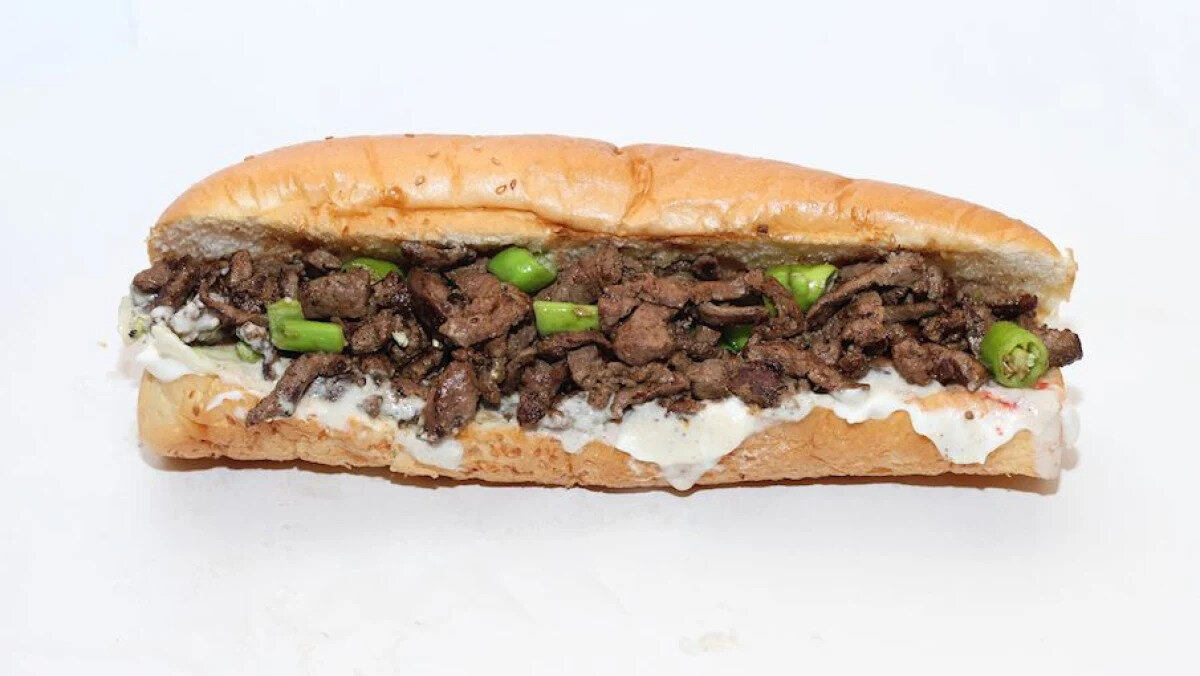 Kebda Eskandarani - Mısır<br><br>İskenderiye usulü ciğer Mısır’ın İskenderiye şehrine özgü bu yemek, dana ciğerinin kimyon, sarımsak, kakule ve acı biberle kızartılmasıyla hazırlanır. Genellikle sandviç içinde, yanında tahin sosu ve limon dilimleriyle servis edilir.