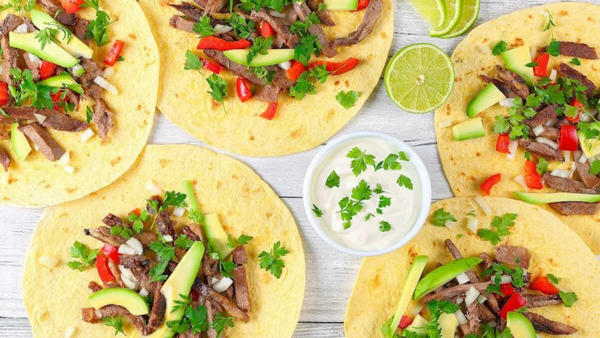 Tacos de Lengua - Meksika<br><br>Dana diliyle yapılan taco<br><br>Tacos de lengua, haşlanıp dilimlenen yumuşak dana dilinin taco ekmeğine sarılmasıyla yapılan bir Meksika sokak lezzetidir. Genellikle üzerine kişniş, salsa sosu ve limon suyu eklenerek servis edilir.