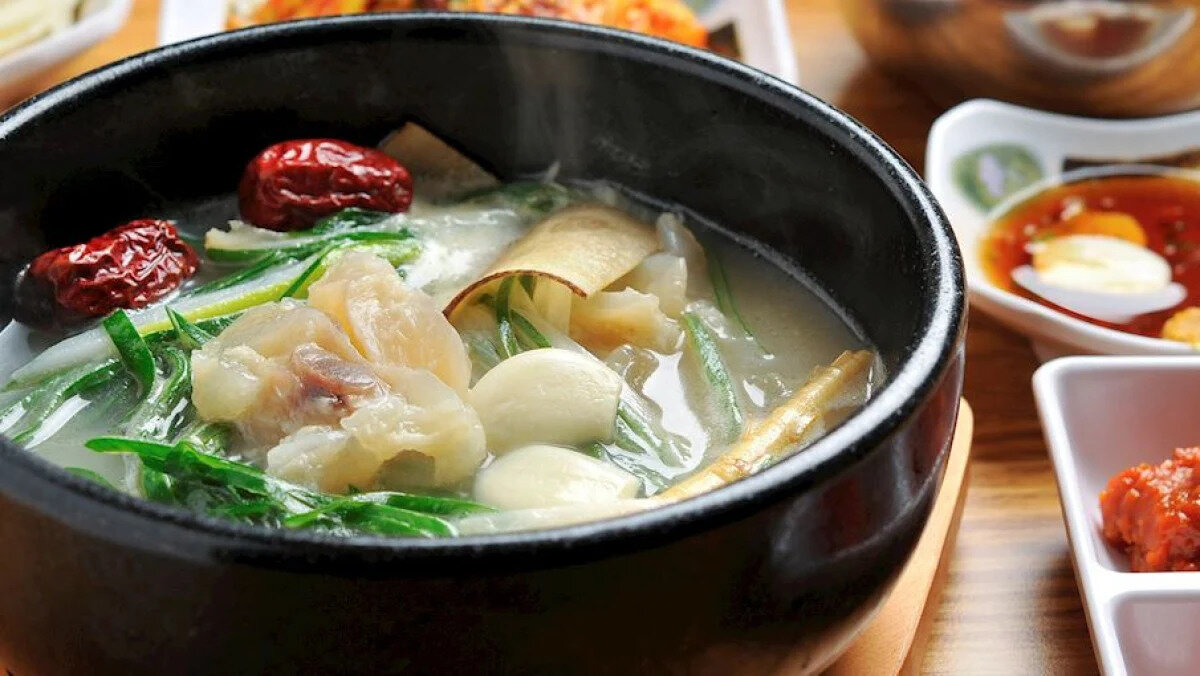 Seolleongtan - Güney Kore<br><br>Sığır kemik çorbası<br><br>Bu geleneksel Kore çorbası, sığır kemikleri, kafa, ayak, göğüs eti ve organların saatlerce kaynatılmasıyla yapılır. Beyaz renkte, yoğun bir et suyu elde edilir. Kore'de özellikle kış aylarında çokça tercih edilir.