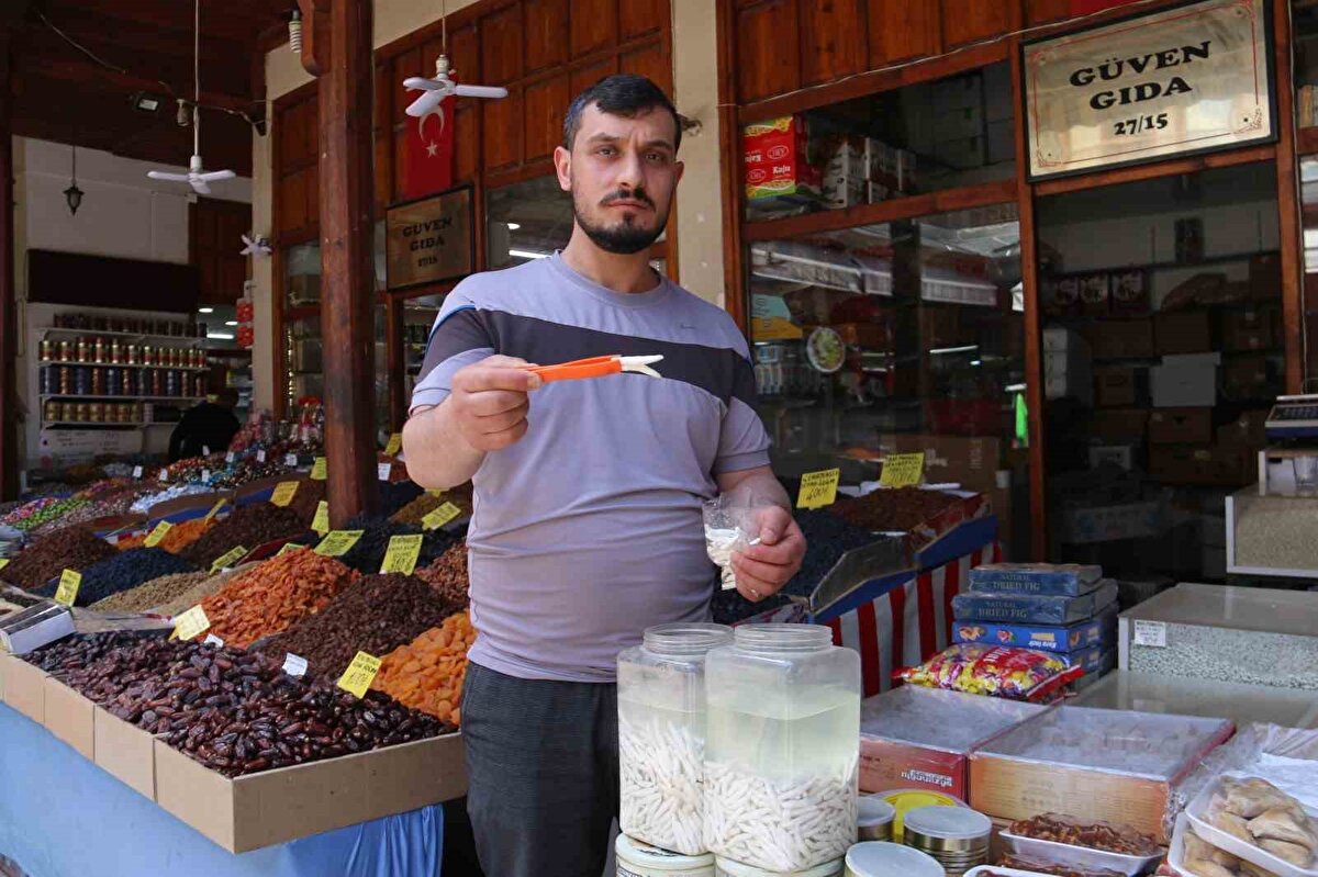 "Şimdiki sakızlar tamamıyla plastik, kenger sakızı doğal"<br><br>Kenger sakızının diğer sakızlara göre doğal ve faydalı olduğunu ifade eden Sivas’ta Aktarlık yapan Muhammet Emin Gülle, "Kenger bitkisi diğer bir ismiyle ışkın otu diye de adlandırılıyor.