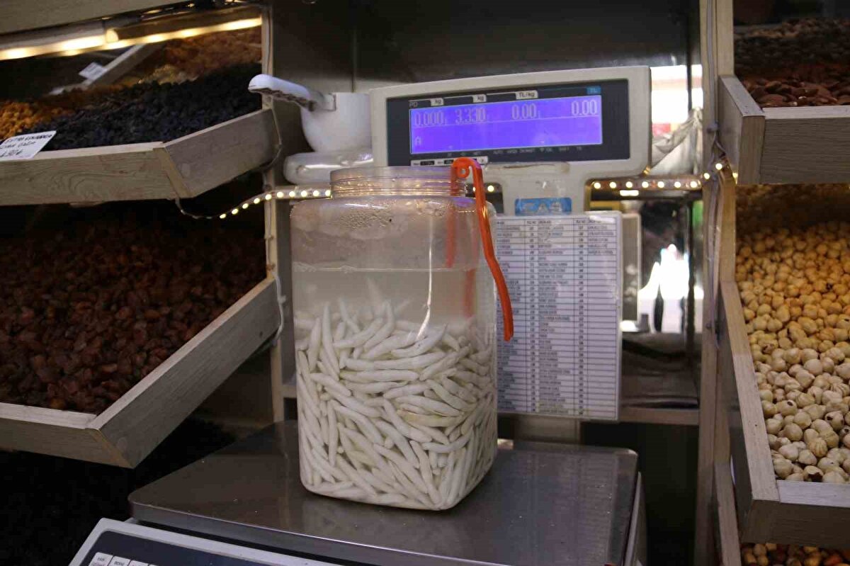 Kilogram fiyatı 10 bin ile 12 bin lira arasında değişiyor. Gençler pek bilmiyor kenger sakızını ama 50 yaş üzeri biliyor ve alıyor. Bu sakızı toplamak oldukça zahmetli. İnsanlar dağ taş demeden dolaşıyor kenger bitkisini bulup kesiyorlar. Yeni nesil sakızlar ile karşılaştırmaya bile gerek yoktur. Şimdiki sakızlar tamamıyla plastik, ancak kenger sakızı tamamen doğal ve sağlıklıdır" dedi.