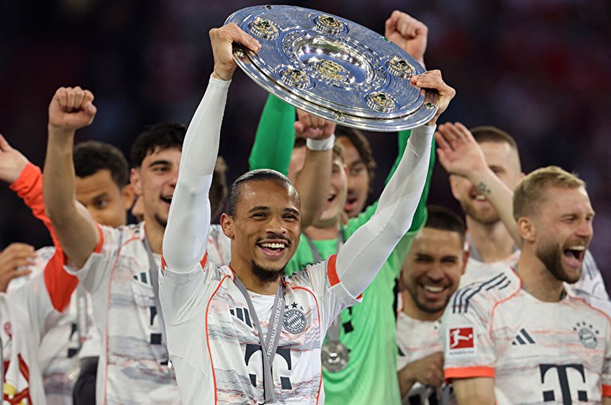 Almanya Bundesliga'da sezonu şampiyonlukla tamamlayan Bayern Münih'te Leroy Sane belirsizliği devam ediyor.<br>