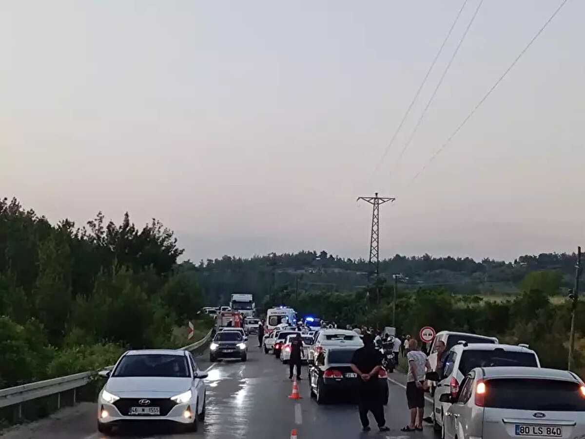 Çevredekilerin ihbarı üzerine kaza yerine itfaiye, sağlık ve jandarma ekipleri sevk edildi. Kazada yaralananlar ambulanslarla kentteki çeşitli hastanelere kaldırıldı. Yaralılardan durumu ağır olan sürücülerden Yusuf Ziya Bikir, doktorların tüm müdahalesine rağmen kurtarılamadı.<br><br>Kazayla ilgili soruşturma başlatıldı.