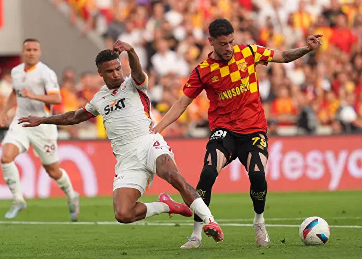 Tribünler doldu<br><br>Göztepe ve Galatasaraylı taraftarlar maça büyük ilgi gösterdi.<br><br>Göztepe taraftarına 4 bin bayrak dağıtıldı.<br><br>Türkiye Basketbol İkinci Ligi Final Grubu'nda şampiyon olarak üst lige çıkan Göztepe Erkek Basketbol Takımı, karşılaşma öncesinde taraftarı selamladı.<br><br>Galatasaraylı oyuncular ısınmaya üzerinde yıldız ve içerisinde futbolcuların resminin olduğu "şampiyon 2024-2025" yazan tişörtle çıktı.