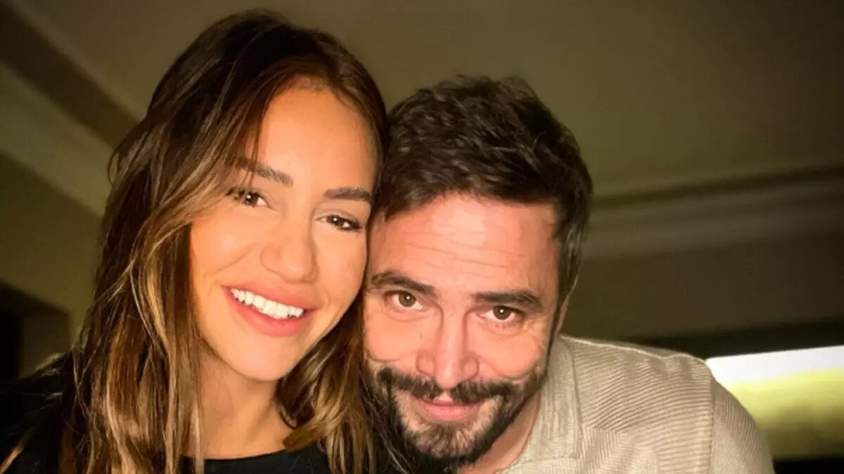 Ahmet Kural, heyecanını "İnşallah, ikinci kez baba olacağım. İlkinde de çok heyecanlıydım, şimdi de çok heyecanlıyım. Baba olmak çok ayrı bir duygu. Erkek bebek bekliyoruz" sözleriyle dile getirdi.