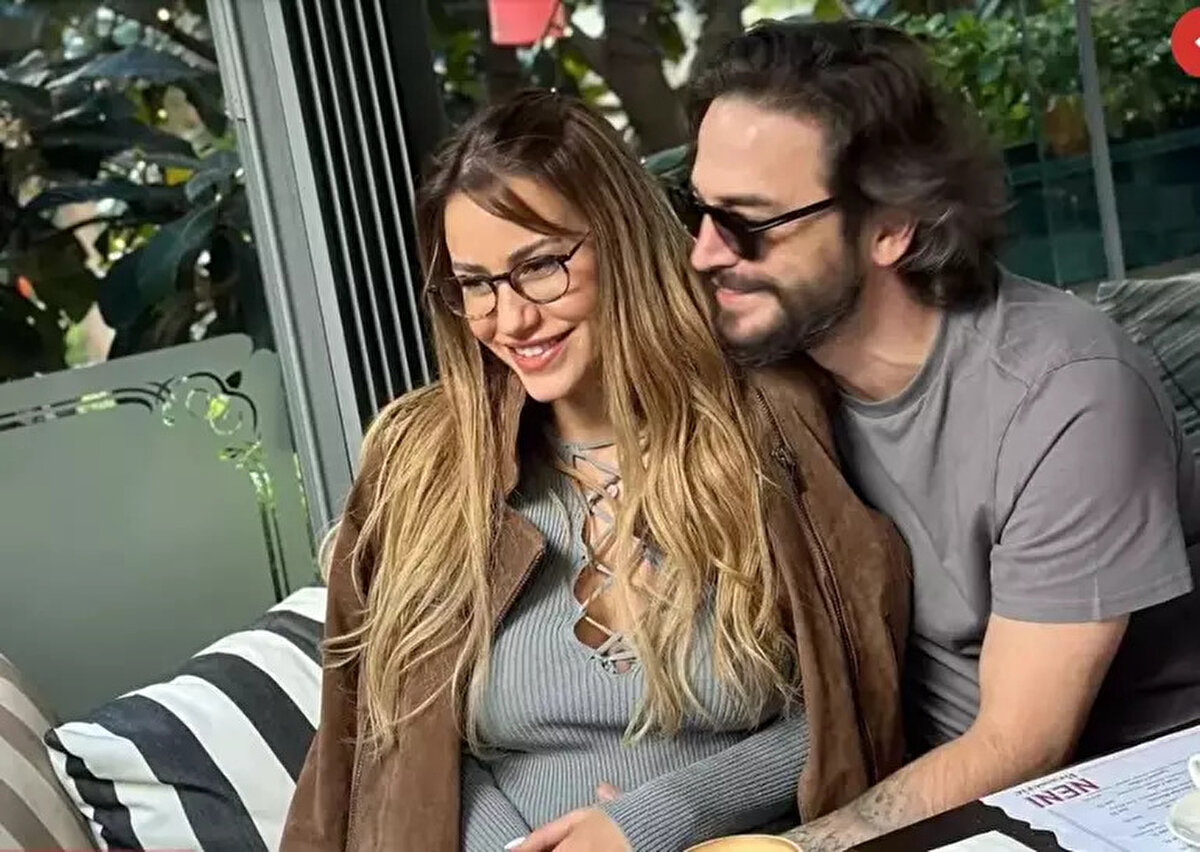 Ünlü çift müjdeyi verdi<br><br>Oğullarının yüzünü kısa bir süre önce ilk kez gösteren ünlü çiftten müjdeli haber geldi.