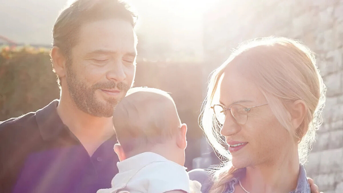 2. Sayfa'nın haberine göre; Gassal dizisinin galasına katılan ünlü çift, ikinci bebeklerini beklediklerini duyurdu. Çağla Gizem Kural'ın büyüyen karnı dikkat çekti.