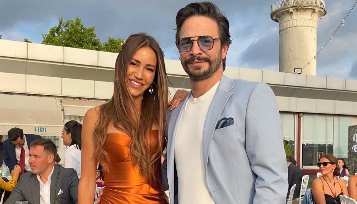 Bodrum'da hayatlarını birleştiren ünlü çifti, aileleri ve yakın dostları yalnız bırakmadı. İkilinin nikah şahitleri de Devrim Yakut, Alp Güler ve Berat Bumin olmuştu.