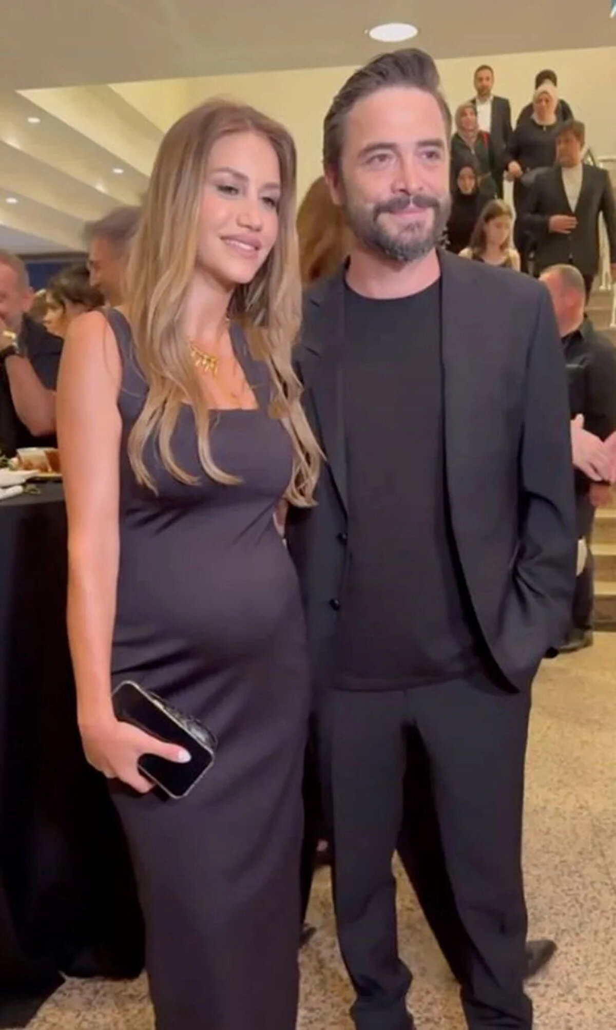 5 aylık hamile olan Çağla Gizem Şahin de "Sağlıkla gelsin inşallah, aşermiyorum ama erik çok yiyorum" diye konuştu.<br><br>"İki erkek çocuk sizi korkutuyor mu?" sorusunu da yanıtlayan Çağla Gizem Kural, "Ahmet bana inanılmaz bir güven verdiği için altından kalkarız diye düşünüyorum" dedi.