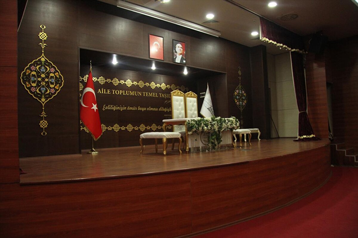 Esenyurt Belediyesi<br><br>Esenyurt'ta hafta içi nikahlar 2.010 TL, hafta sonu ise 3.360 TL karşılığında kıyılıyor. Başvuru için çiftlerin kimliklerinin aslı ve fotokopisi, sağlık raporu ve beşer adet fotoğraf teslim etmesi gerekiyor.