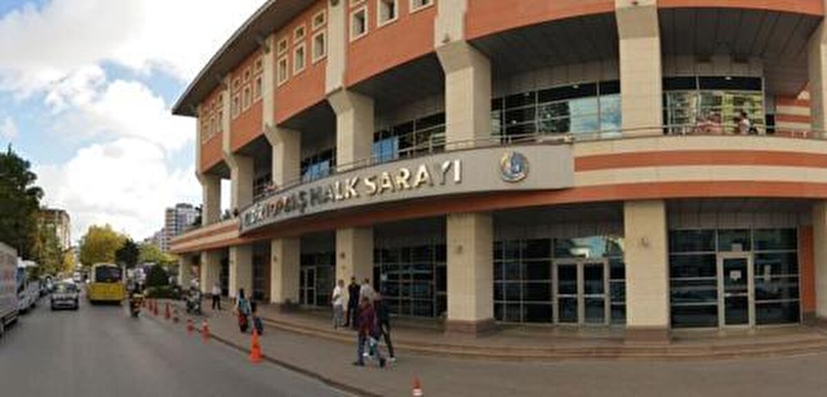 Bağcılar Belediyesi<br><br>Bağcılar’da hafta içi nikah kıymak isteyen çiftler 1.500 TL, hafta sonu ise 2.100 TL ödüyor. Eğer nikah ilçe dışında kıyılacaksa ücret 3.000 TL’ye kadar çıkabiliyor. Gerekli belgeler arasında kimlik, sağlık raporu ve vesikalık fotoğraflar yer alıyor.