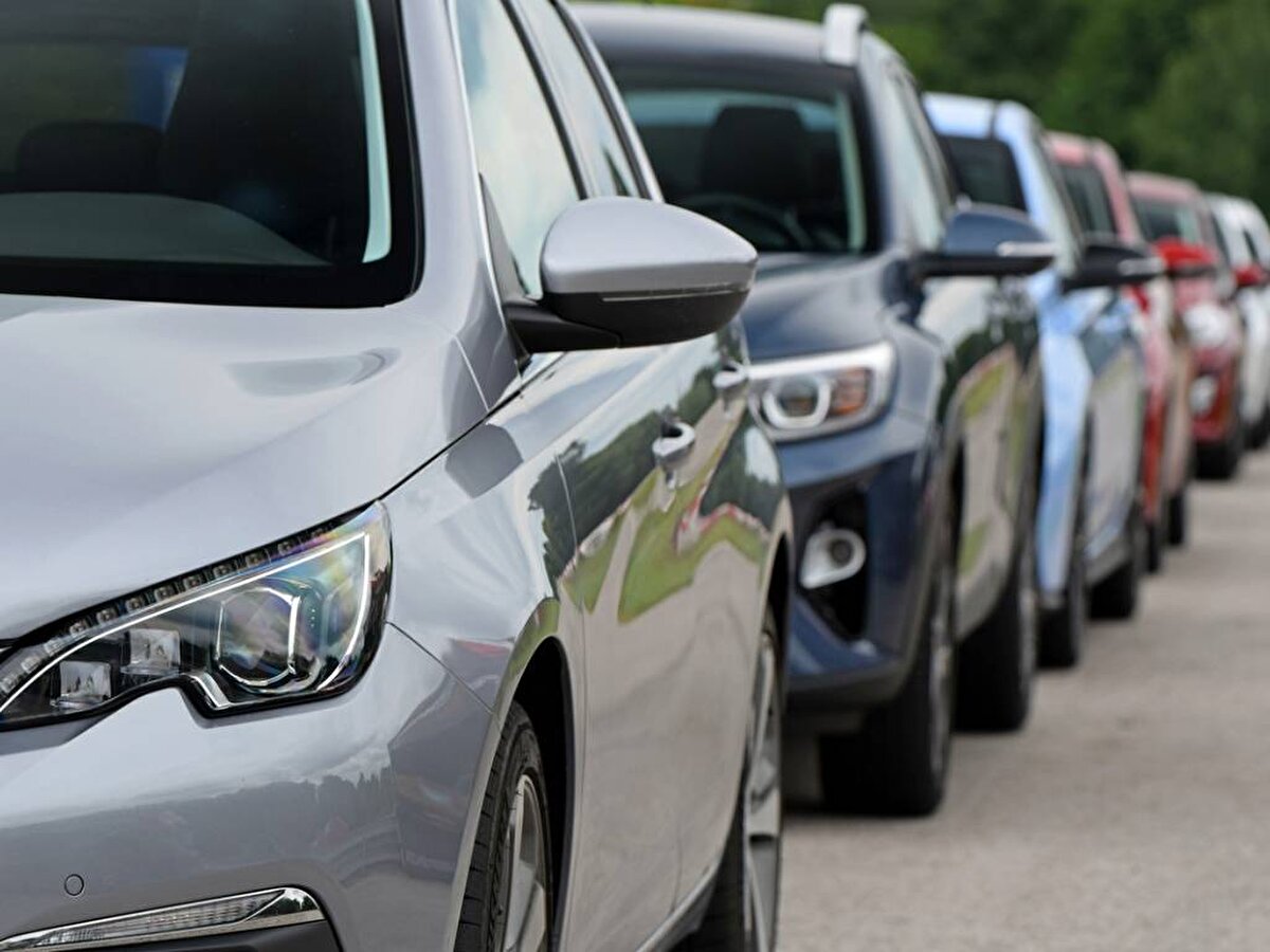 Sıfır araç fiyatlarındaki fiyat artışları vatandaşları daha ekonomik arayışlara yönlendirdi. Bizlerde sizler için en uygun fiyatlı sıfır araçları sıraladık. 