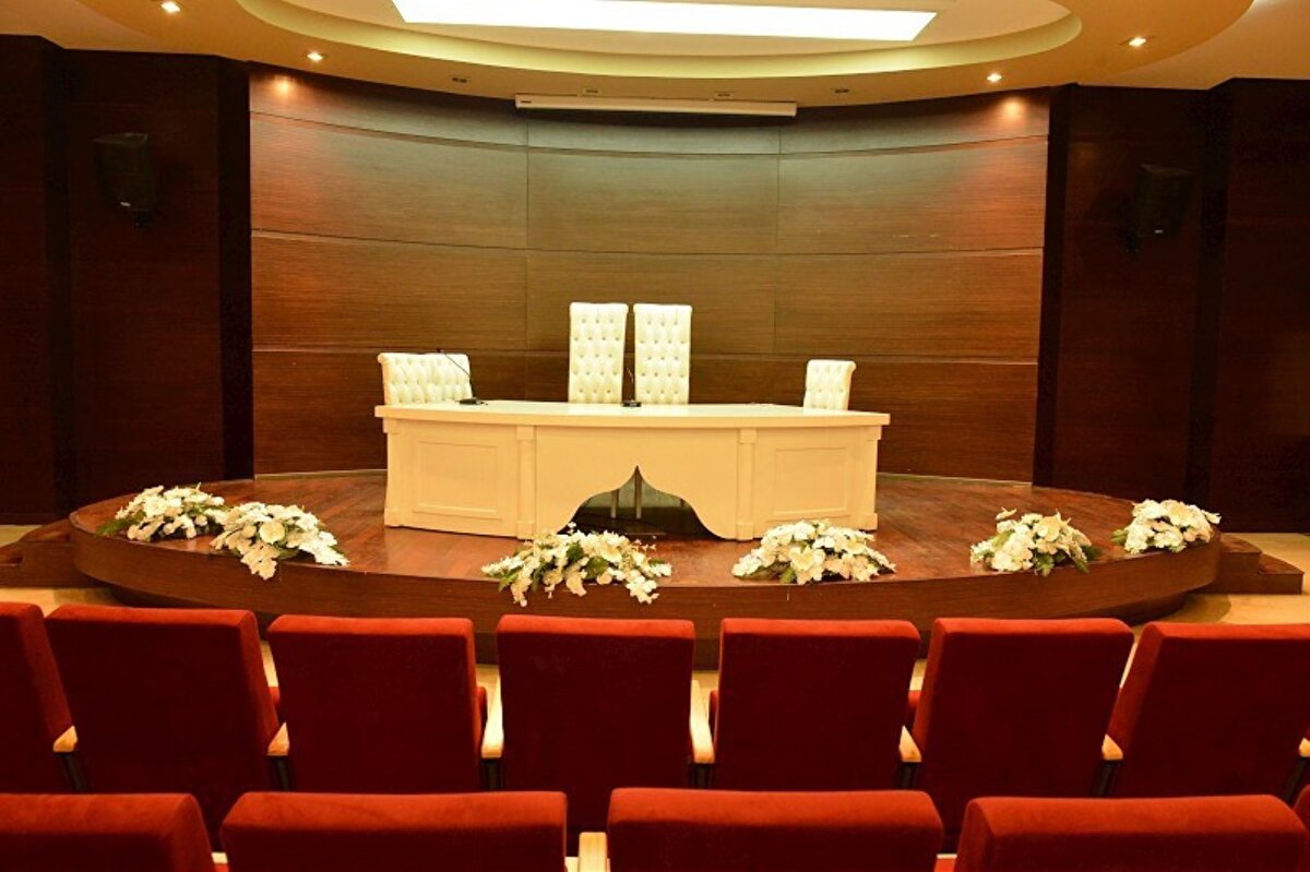 Ataşehir Belediyesi<br><br>Ataşehir'de hafta içi nikah kıyma ücreti 2.462 TL olarak belirlenmiş. Hafta sonu için bu rakam 6.602 TL’ye kadar çıkıyor. Eğer çift farklı ilçede oturuyorsa ücret 6.062 TL, farklı yakadaysa 6.782 TL olarak uygulanıyor. Başvuru için sağlık raporu, nüfus cüzdanı ve 5 fotoğraf gerekiyor.