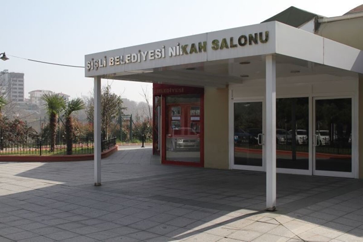 Şişli Belediyesi<br><br>Şişli’de hafta içi nikah kıyma bedeli 3.510 TL, hafta sonu için bu rakam 5.510 TL. Başvuru sırasında 6 adet vesikalık fotoğraf, sağlık raporu ve kimlik gerekiyor.