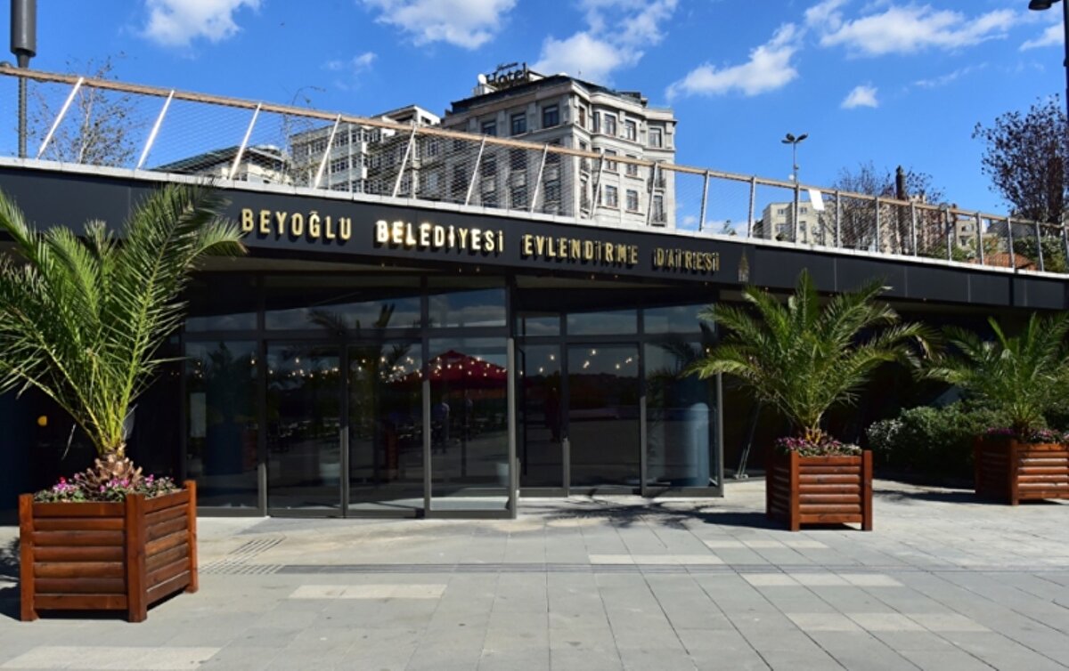 Beyoğlu Belediyesi<br><br>Beyoğlu Belediyesi’nde hafta içi nikahlar 2.510 TL, hafta sonu ise 3.510 TL. Nikah memurunun düğün salonuna gelmesi durumunda ücret 6.010 TL’ye çıkıyor. Gerekli evraklar: Kimlik aslı/fotokopisi, sağlık raporu ve 3 vesikalık fotoğraf.