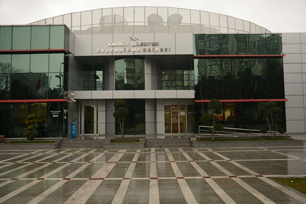 Kadıköy Belediyesi<br><br>Listenin en pahalı nikah hizmeti Kadıköy’de sunuluyor. Hafta içi nikah 5.710 TL, hafta sonu ise 8.710 TL. Nikahın düğün yapılan mekânda kıyılması istenirse bu rakam 16.210 TL’ye kadar çıkıyor. Gerekli belgeler arasında nüfus cüzdanı aslı/fotokopisi, sağlık raporu ve 5 vesikalık fotoğraf bulunuyor.<br><br>Kaynak: 12punto