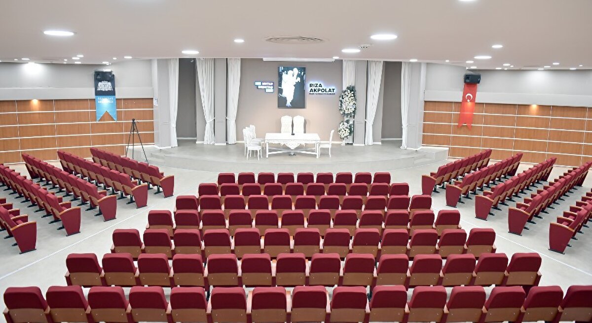 Beşiktaş Belediyesi<br><br>Beşiktaş Belediyesi’nde hafta içi nikahlar için 4.000 TL + 1.010 TL cüzdan bedeli alınıyor. Hafta sonu ise toplam ücret 6.010 TL’yi buluyor. Başvuru belgeleri arasında sağlık raporu, kimlik ve 5 renkli vesikalık fotoğraf yer alıyor.