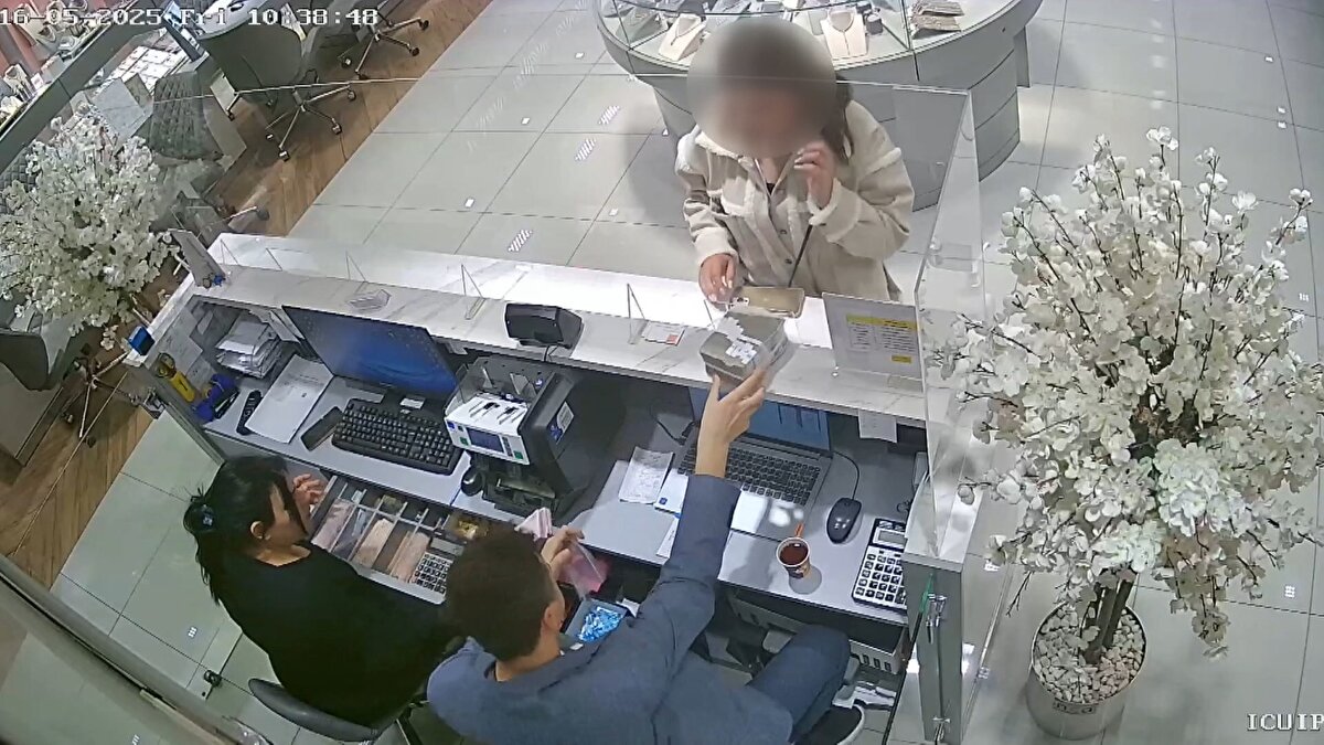 Olay, 16 Mayıs'ta Büyükçekmece'deki kuyumcuda meydana geldi. İddiaya göre, paraya ihtiyacı olduğunu ve çocuğunun hastanede olduğunu söyleyen kadın, 22 ayar olarak belirttiği altın bilekliğini satmak istedi. Kuyumcu, mihenk taşıyla test ettiği bilekliğin 22 ayar olduğu belirleyerek müşterisine 159 bin lira ödedi.