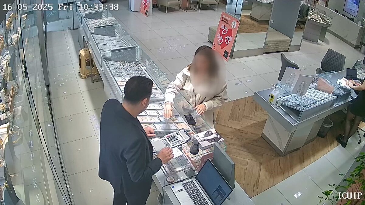 Daha sonra eritme işlemi için atölyeye gönderilen bilekliğin 18 ayar olduğu ortaya çıktı. Yapılan incelemede, altının özel kimyasal maddeyle kaplanarak ayarının olduğundan yüksek gösterildiği belirlendi. Bu yöntemle kandırılan kuyumcu, yaklaşık 40 bin lira zarara uğradı. Durumu anlayan kuyumcu Yusuf Uyanık, polise giderek şikayetçi olurken şüphelinin yakalanması için çalışmaların sürdüğü öğrenildi.