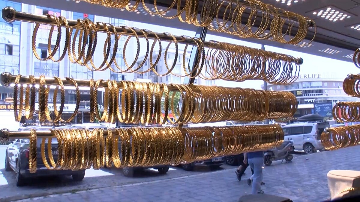 Aslında bunu söylememiz haber bültenlerine vermemizin sebebi de bu neden bir denetimsizlik var? Bu açığın kapanmasını ve esnafların bu durumdan kurtulmasını istiyoruz. Bunu anlama yöntemi yok mu? Var tabi çokça pahalı cihazlarla bunu anlayabiliyoruz. Bunda her yerde bulunduramayız. Yani biz de şu an yok, eski usul yöntemlerle anlamaya çalışıyoruz. Tabi gözümüzden kaçanlar da oluyor olduğunda da bunun maddi olarak zararını bizler çekiyoruz ve bu konuda mustaribiz" ifadelerini kullandı. 