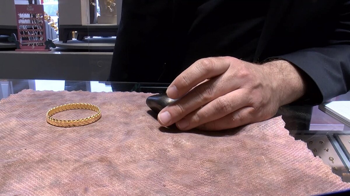 Ama teknoloji geliştiği için kolay olmayan yöntemlerde var çünkü her gün yeni bir şey çıkıyor. Biz artık firma olarak aldığımız kararla tanımadığımız kimseden hurda alımı yapmayacağız. Bunun organize bir kötülük olduğunu düşünüyoruz ve bunun için devletin daha sıkı denetim yapıp bunun önüne geçmesini istiyoruz.