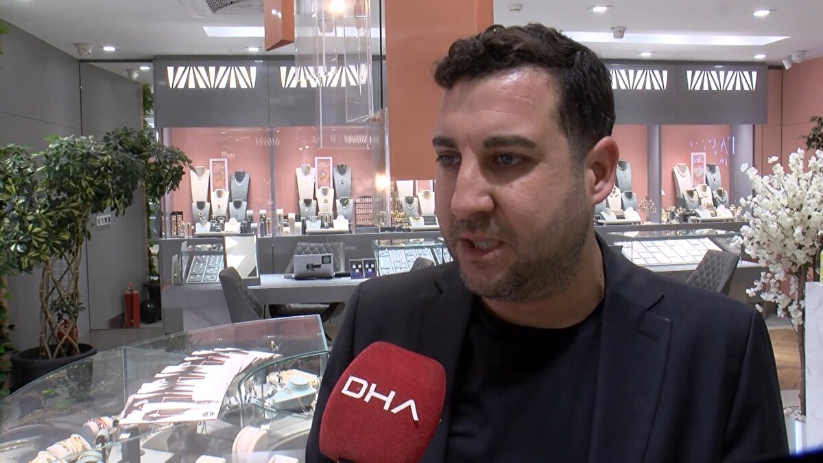 "Ocakta eritildiğinde, 18 ayar olduğu raporunu aldık"<br><br>Kuyumcu Yusuf Uyanık, “22 ayar olarak belirtilen ürün 18 ayar olarak çıktı. Tabii bundan dolayı bir mağduriyetimiz var. Kullandıkları kimyasaldan dolayı bizim burada basit yöntemlerle test ettiğimizde 22 ayar olarak çıkıyor ama bunun sonucunda bu bir ocağa gidiyor. Ocakta eritildiğinde, 18 ayar olduğu raporunu aldık. 