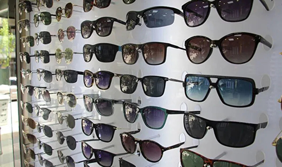 6. Kaliteli ve güvenilir marka tercihi<br><br>Sağlığınız söz konusu olduğunda, ucuz ve kalitesiz ürünlerden uzak durun. Göz sağlığınızı korumak için optik mağazalardan veya güvenilir markaların yetkili satış noktalarından alışveriş yapmaya özen gösterin.