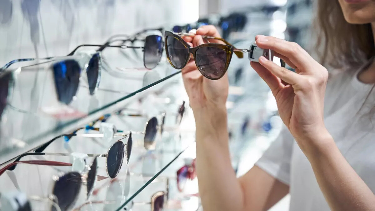 5. Cam materyali de önemli<br><br>Mineral camlar (Cam lens) çizilmeye karşı daha dayanıklıdır ancak darbelere karşı kırılgan olabilir. Organik camlar (plastik lens) ise daha hafif ve darbelere dayanıklıdır ama çizilmeye daha açıktır. İyi bir kapma ile bu sorunu çözebilirsiniz. 