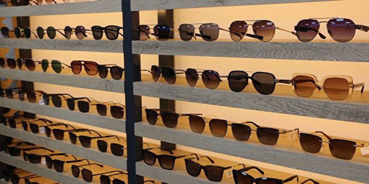 2. Polarize cam tercih edin<br><br>Polarize camlı gözlükler, yansımayı önler ver görüş netliği kazandırır. Özellikle araç kullanırken, deniz kenarında veya karlı alanlarda görüşünüzü daha konforlu hale getirir.