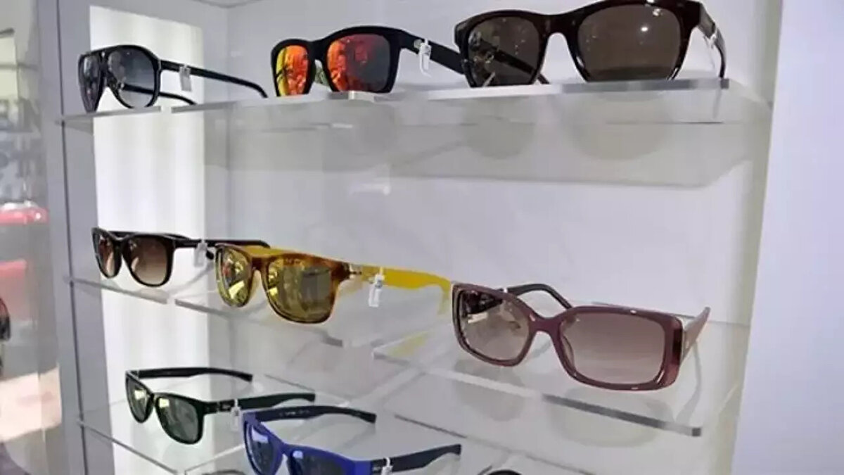 Güneş gözlüğü seçerken sadece estetik değil, göz sağlığınızı da ön planda tutmalısınız. UV koruma ve kaliteli malzemelerden üretilmiş güneş gözlükleri sayesinde, hem şık görünür hem de zararlı güneş ışınlarından korunursunuz.