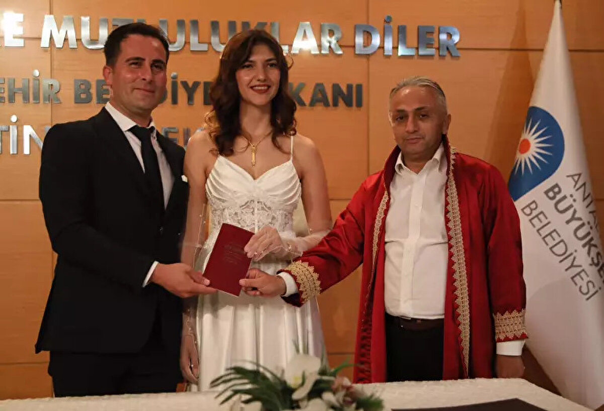 Nikah tarihlerini daha anlamlı kılmak isteyen çiftler 25.05.2025 tarihi için aylar öncesinden nikah tarihi almaya başladı. Normal günlerde 5 ile 8 arası nikah kıyılan Antalya Büyükşehir Belediyesi Evlendirme Memurluğu, gelen yoğun talep sonrası 2'nci salonu açarak gelen çiftleri geri çevirmedi. Normal zamanlardan 5 kat fazla nikahın kıyılacağı evlendirme dairesinde, evlilik tarihlerini unutulmaz kılmak isteyen 40 çiftin nikahı kıyılacak. Antalya ve merkezdeki 3 ilçede, 25.05.2025 tarihinde toplam 122 çift dünyaevine girmek için evlendirme memurluklarına başvurdu.
