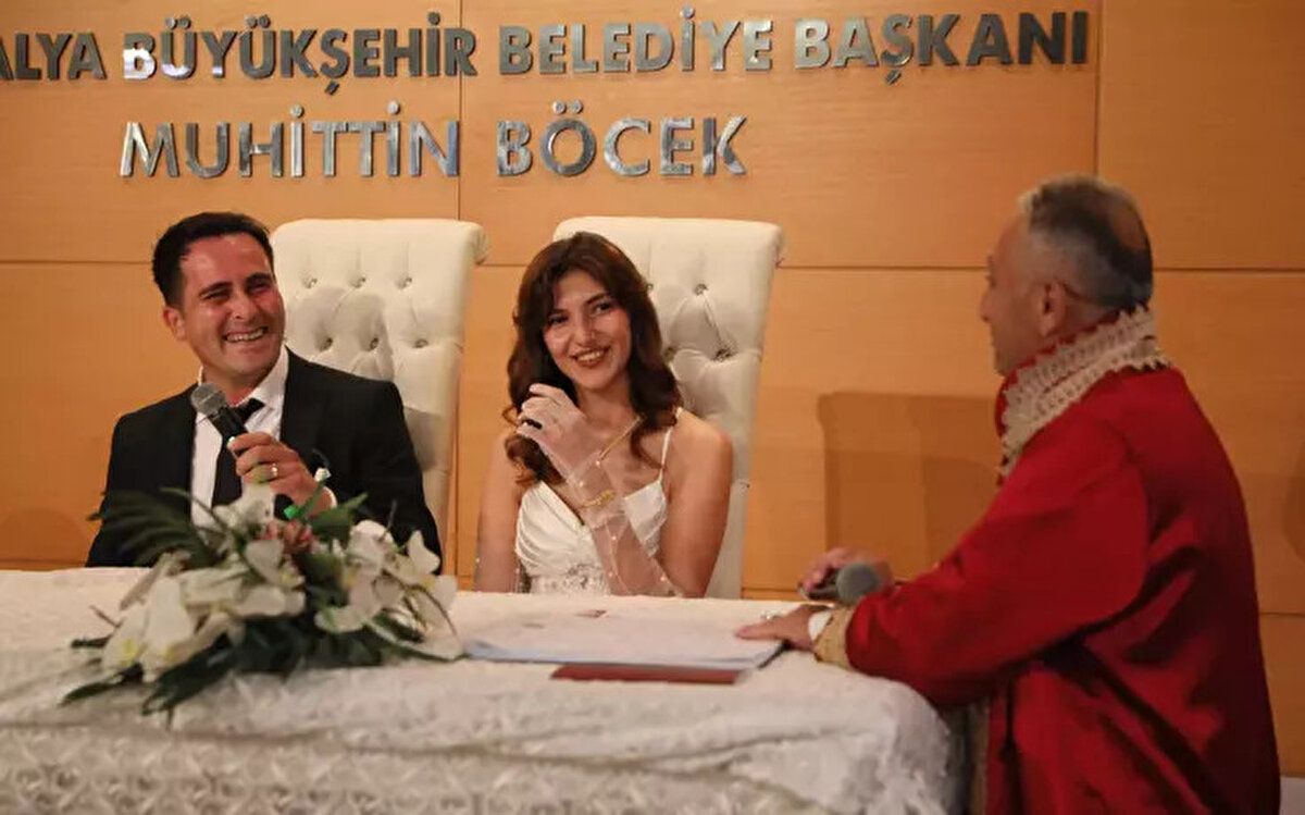 Tanıştıkları günü nikah tarihi yapmak istediklerini söyleyen Mehmet Büyükak ise “Nikah tarihimiz özel bir gün olsun istedik. Hatta gün alabilmek için 1 yıl bekledik. Unutma şansımız da olmayacak" ifadelerini kullandı.