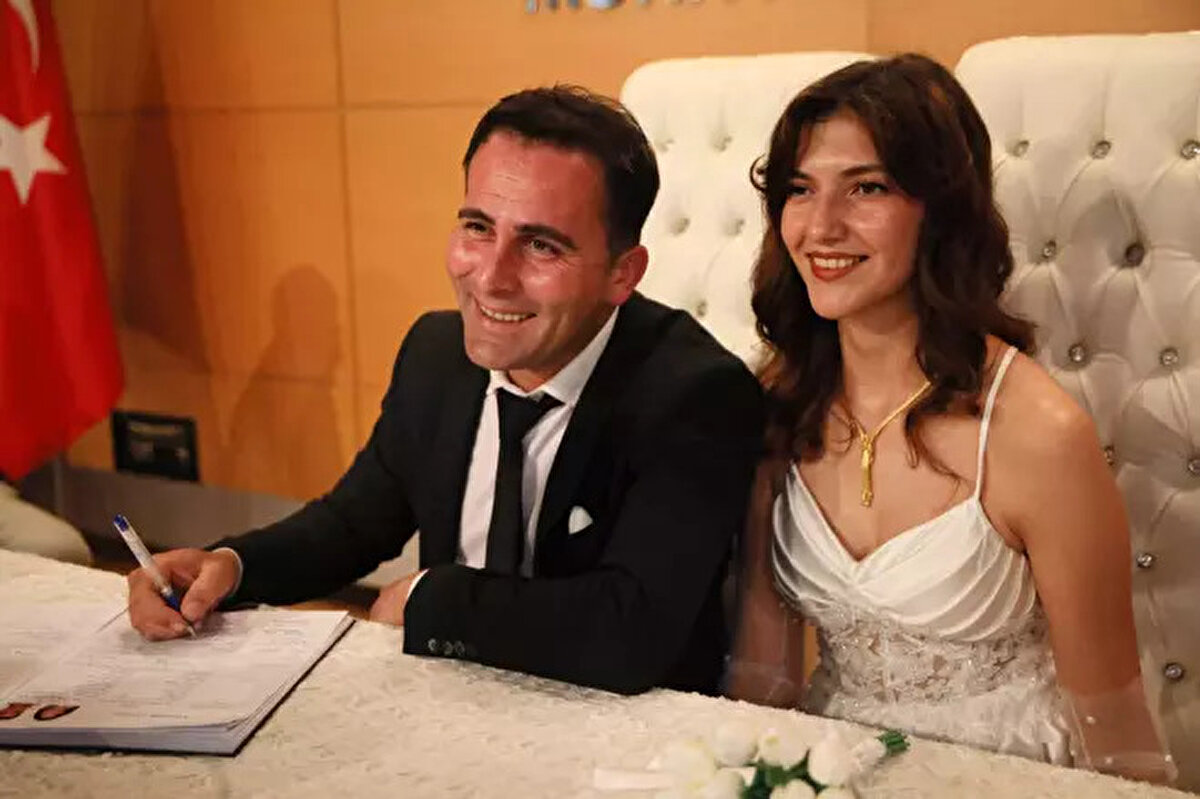 "Nikah tarihimiz özel olsun istedik"<br><br>Antalya'da, Tuğba Acar ve Mehmet Büyükak çifti de 25.05.2025 tarihinde nikah yapmak için nikah dairesine geldi. Özel bir tarihte evlenmek istediklerini belirten Tuğba Acar, “Bu tarih aslında bizim tanışma yıl dönümümüz. Yoğunluk olduğunu da fark ettik. Muhittin Böcek başkanımız sağ olsun bizi kırmadı ve bu tarihe bizi sıkıştırdı. Şu anda heyecanlıyız. Evlilik tarihimizi unutma şansımız da sıfır diye düşünüyorum. Ben unutmam, eşim de unutmaz inşallah" dedi.