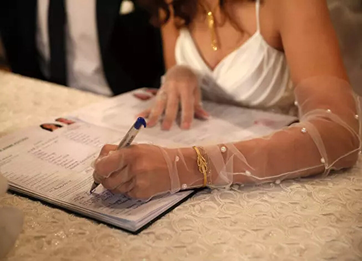 "Geçen yıl nişanlanıp bu günü bekleyen var"<br><br>En yoğun günlerinden birisini yaşayacaklarını belirten Pilavcu, "Bu özel gün için yurt dışından nikah için gelen bir çiftimiz var. 5 ile 2'nin uğuruna inanıp geçen yıl nişanlandığını söyleyip nikah için bu günü bekleyen çiftlerimiz var. Çiftlerimiz bu günde dünyaevine girmek istedi bizler de kendilerine destek oluyoruz. Bugün 40 çiftimizin nikahını kıyacağız ve bu sayı ulaştığımız en yüksek rakamlardan birisi. Özel tarihlerden olan 14 Şubat'ın bile üzerinde" diye konuştu.