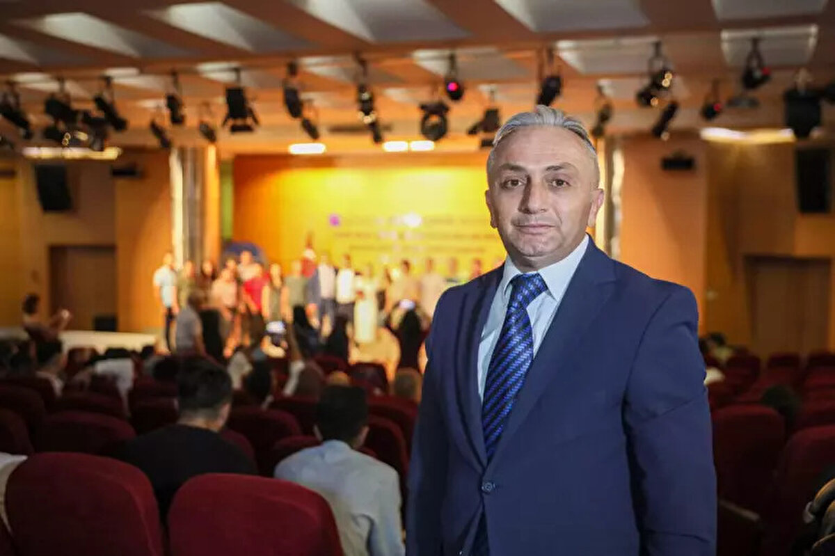 "Yoğun taleple karşılaştık"<br><br>Bu güne taleplerin aylar öncesinden gelmeye başladığını söyleyen Büyükşehir Belediyesi'nde görevli evlendirme memuru Mustafa Pilavcu, "Antalya Büyükşehir Belediyesi olarak bu özel günde Sayın Başkanımız Muhittin Böcek'in, gelen yüksek talepler doğrultusunda 2'nci salonu açma talimatıyla bizler de bugün 2 salonda, 40 nikah kıyacağız. Böylesine özel bir günde yoğun taleple karşılaştık. Bu gün için çok yoğun bir talep vardı. Günlük olarak 5 ila 8 arasında nikah sayımız oluyordu. Gelen talepleri geri çevirmemeye çalıştık. Diğer ilçe belediyelerinde de çok yoğun bir talep var" dedi.